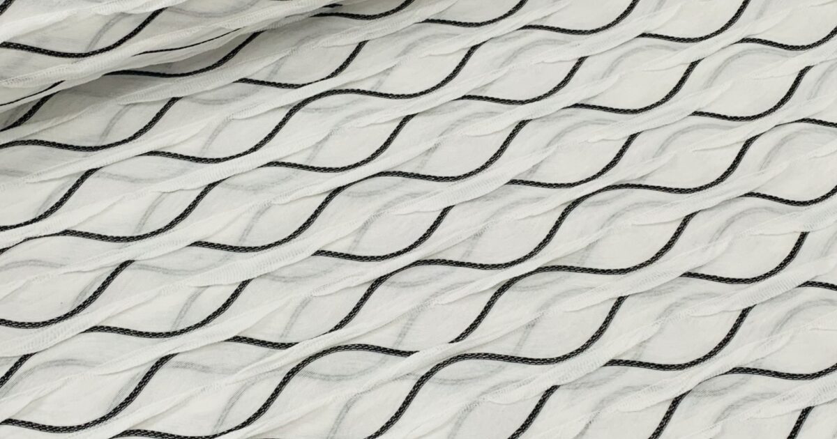 Jersey wit met opgestikte randjes en zwarte golven | Megastoffen